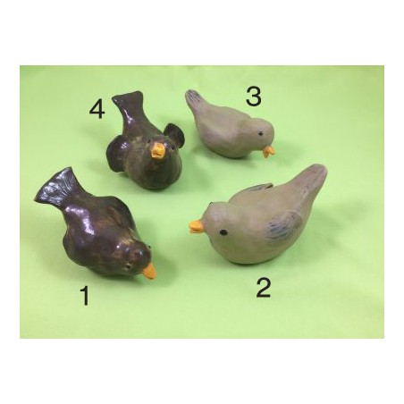 AmaCasa Vogeltränke verziert mit Vogelfiguren auf Fuß Wundervolle Wassertränke Tränke Wasserschale Farbe: Braun Maße: 16,5x16,5x23cm 